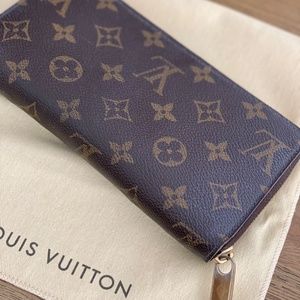 LOUIS VUITTON ✨ Monogram Zippy Wallet! ✨